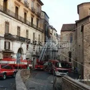 Incendio nel centro storico di Cosenza, vigili del fuoco ancora al lavoro (VIDEO)
