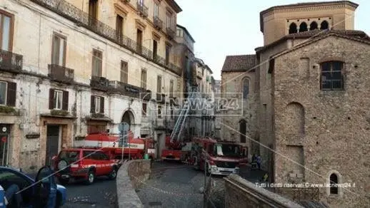 Incendio nel centro storico di Cosenza, vigili del fuoco ancora al lavoro (VIDEO)