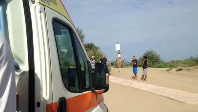 Malore sulla spiaggia a Stalettì, giovane soccorsa da vigile del fuoco