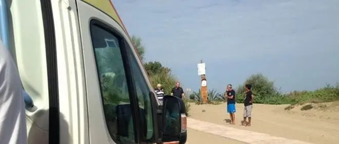 Malore sulla spiaggia a Stalettì, giovane soccorsa da vigile del fuoco