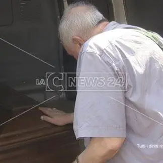 Incendio a Cosenza, la benedizione delle salme di Monsignor Nunnari (VIDEO)