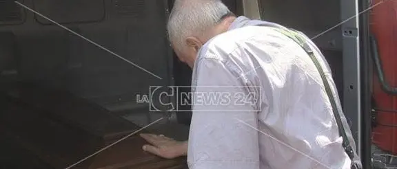 Incendio a Cosenza, la benedizione delle salme di Monsignor Nunnari (VIDEO)