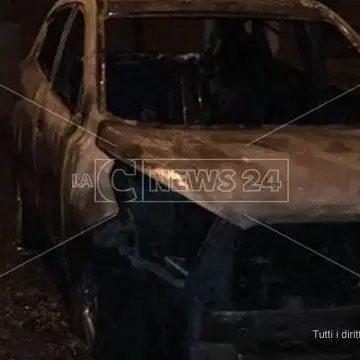 Girifalco, a fuoco auto di operaio