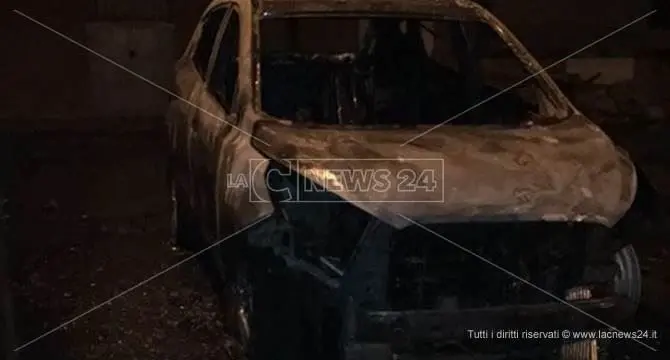 Girifalco, a fuoco auto di operaio