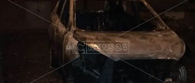 Girifalco, a fuoco auto di operaio