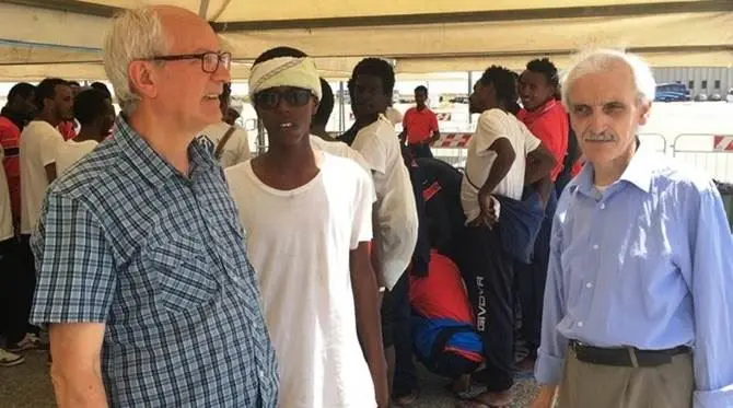 Persero i figli in un naufragio, dieci migranti lasciano la Calabria