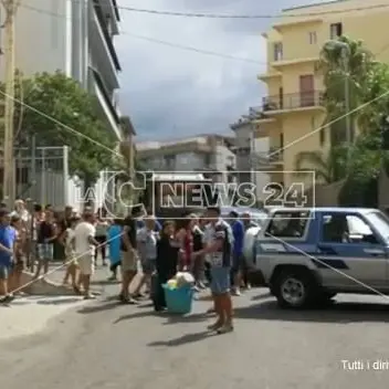 Rubinetti a secco a Reggio, cittadini bloccano la strada (VIDEO)