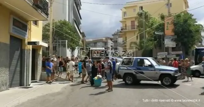 Rubinetti a secco a Reggio, cittadini bloccano la strada (VIDEO)