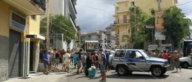 Rubinetti a secco a Reggio, cittadini bloccano la strada (VIDEO)