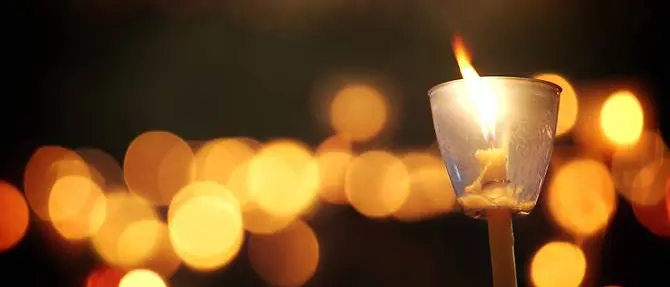 Incendio a Cosenza, una fiaccolata nel ricordo delle tre vittime