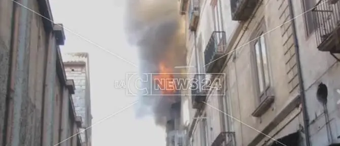 “Occhiuto tenta di far calare il silenzio sul rogo di Cosenza”