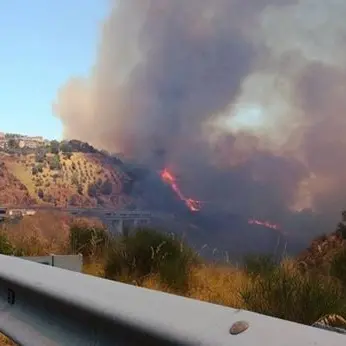 Spaventoso incendio tra Laurignano e Mendicino, evacuate abitazioni