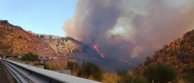 Spaventoso incendio tra Laurignano e Mendicino, evacuate abitazioni