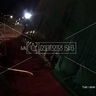 Lamezia, fiamme danneggiano la tensostruttura nel parco Peppino Impastato