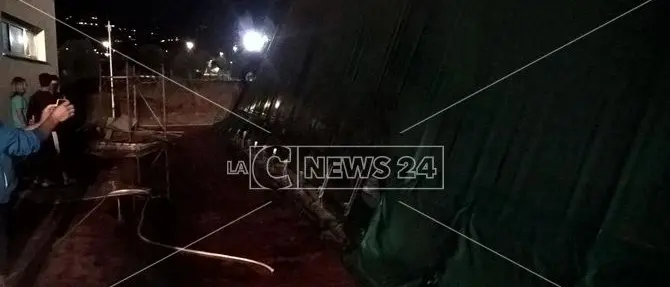 Lamezia, fiamme danneggiano la tensostruttura nel parco Peppino Impastato