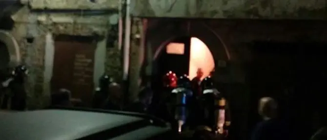 A letto con una sigaretta che provoca un incendio. Grave anziano nel Vibonese