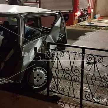 Catanzaro, si schiantano contro una recinzione: gravi due giovani (FOTO)