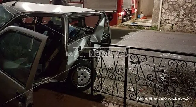 Catanzaro, si schiantano contro una recinzione: gravi due giovani (FOTO)