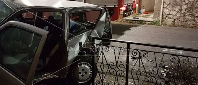 Catanzaro, si schiantano contro una recinzione: gravi due giovani (FOTO)