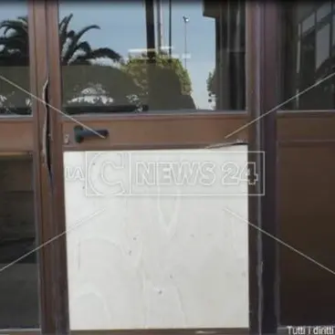 Vandali al Comune di Lamezia, forze dell’ordine sul posto (VIDEO)