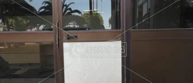 Vandali al Comune di Lamezia, forze dell’ordine sul posto (VIDEO)
