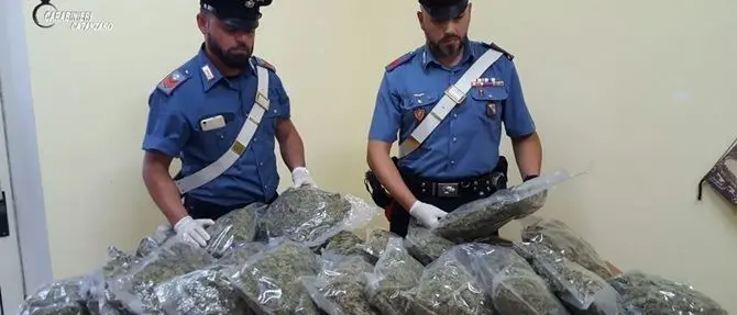 Sorpreso in auto con la droga, arrestato 60enne nel Catanzarese