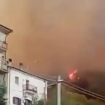 Ore di inferno a Luzzi, esplodono bomboloni di gas e auto