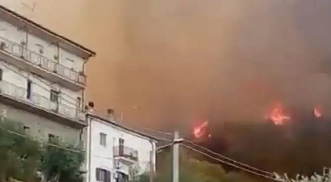 Ore di inferno a Luzzi, esplodono bomboloni di gas e auto