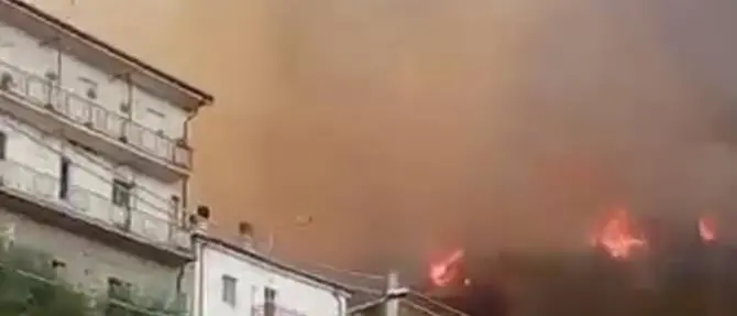 Ore di inferno a Luzzi, esplodono bomboloni di gas e auto