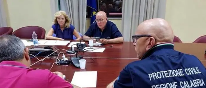 Emergenza incendi, Oliverio chiede altri uomini e mezzi dell’esercito