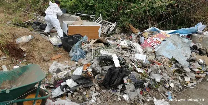 Lamezia, al campo rom di Scordovillo al via i lavori di bonifica (VIDEO)