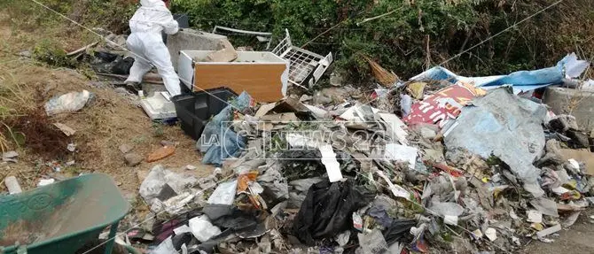 Lamezia, al campo rom di Scordovillo al via i lavori di bonifica (VIDEO)