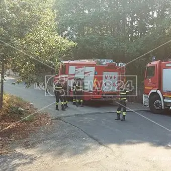 Vasto incendio minaccia casa di cura a San Fili