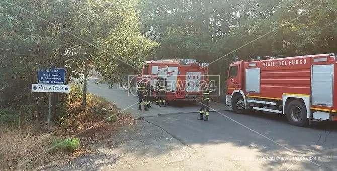 Vasto incendio minaccia casa di cura a San Fili