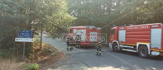 Vasto incendio minaccia casa di cura a San Fili