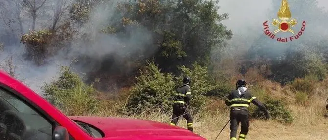 La Calabria nella morsa delle fiamme, il sindaco di Rose: «Brucia l’intero paese»