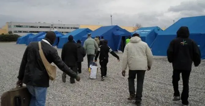 Tendopoli a San Ferdinando, continua il trasferimento migranti