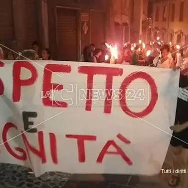 Cosenza ricorda le tre vittime dell’incendio (FOTO-VIDEO)