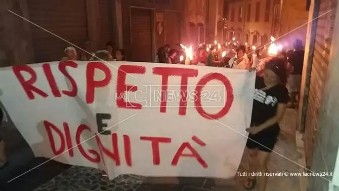 Cosenza ricorda le tre vittime dell’incendio (FOTO-VIDEO)