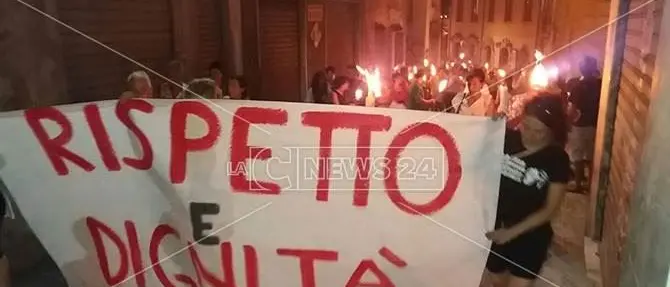 Cosenza ricorda le tre vittime dell’incendio (FOTO-VIDEO)