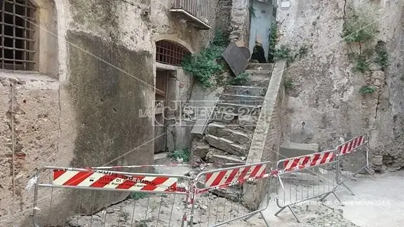 Cosenza, nuovo crollo nel centro storico. Anziano tratto in salvo dai pompieri
