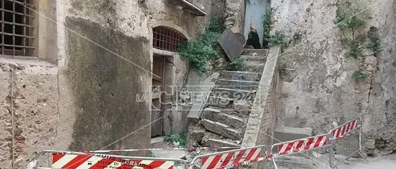 Cosenza, nuovo crollo nel centro storico. Anziano tratto in salvo dai pompieri