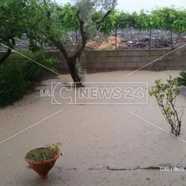 Bomba d’acqua a Cropani e Botricello, allagate strade e abitazioni. Disagi anche a Sellia (FOTO)