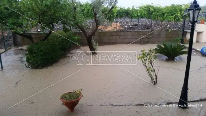 Bomba d’acqua a Cropani e Botricello, allagate strade e abitazioni. Disagi anche a Sellia (FOTO)