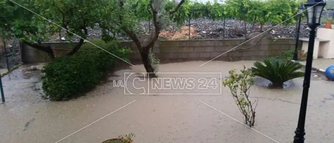 Bomba d’acqua a Cropani e Botricello, allagate strade e abitazioni. Disagi anche a Sellia (FOTO)