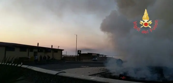 In fiamme un chiosco a Catanzaro Lido