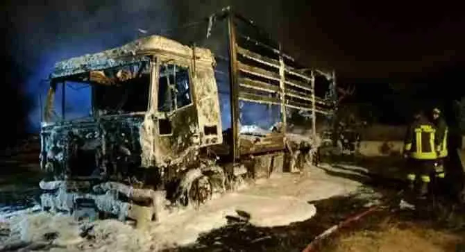 Falerna, incendiato camion di un commerciante