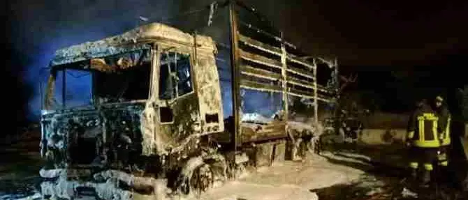 Falerna, incendiato camion di un commerciante