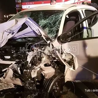 Catanzaro, violento impatto sulla statale 106: cinque feriti, due gravi (FOTO)