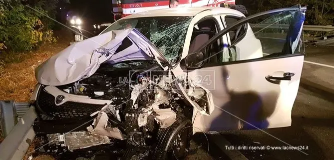 Catanzaro, violento impatto sulla statale 106: cinque feriti, due gravi (FOTO)